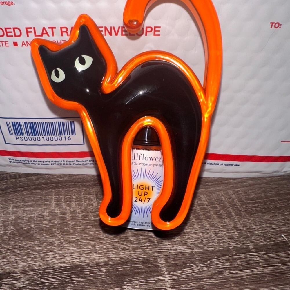 Bath and Body Works Wallflowers Black Cat Light Up Halloween Plug Orange